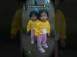 sekop sekop 😁 #bayikembarlucu #twins #viral