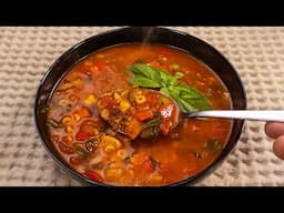 Ein Mittagessen, das jeder liebt! Einfach Tomatenmark in die Brühe geben!