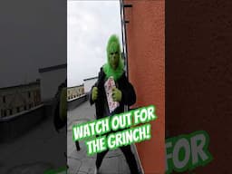 Watch out for the Grinch ⚠️ Santa VS Grinch Parkour POV Chase! #parkour