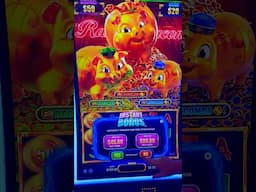 Buying the Instant Bonus Feature on the Rakin Bacon Triple Oink Slot! #slots #lasvegas #casino