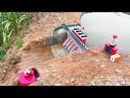 Construction of curved hydroelectric dam with Francis turbine