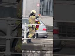 Le POMPIER saute dans l’eau pour sauver un homme de la noyade !