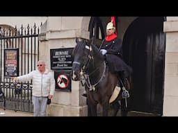 LOVE THIS GUARD❤️ HE'S ONE OF THE BEST GUARD WHO CONTROL THE TOURISTS