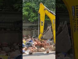 JCB Se Miti ke Bartan Bechne walo ka Ghar todd dia Kejriwal ne #aap #bjp #delhinews #eastdelhi #jcb