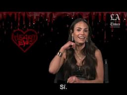 Jordana Brewster celebra su hilarante y agresivo papel en la comedia de terror HEART EYES