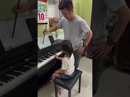 Bào Ngư học đàn piano