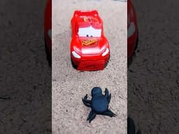 Cuando el rayo McQueen tocando a una araña con la voz de rayo McQueen