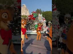 Here comes Santa Disneyland ​⁠@DisneyParks