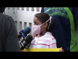 Niña llora clamando medicinas