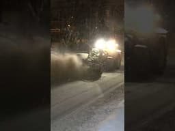 John Deere 5125R sweeping snow from the road and tram tracks #oslo #plowing #shorts #johndeere