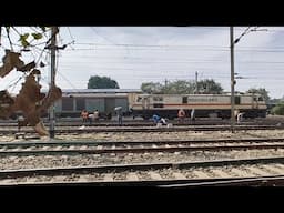 Mumbai CSMT - Howrah Mail(Via Gaya) Crossing With Kolkata - Darbhanga Maithili Express At Dankuni