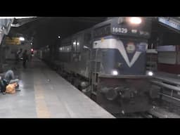 Boarding the Twin-ALCO hauled 19224 Jammu Tawi - Ahmedabad Exp. at Bikaner (October 8, 2022)